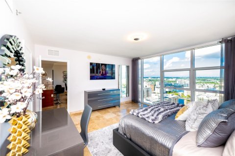 Condo in Hallandale Beach, Florida, 1 bedroom  № 1384147 - photo 1