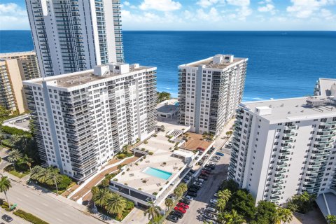 Condominio en venta en Hollywood, Florida, 2 dormitorios, 106.19 m2 № 830578 - foto 1