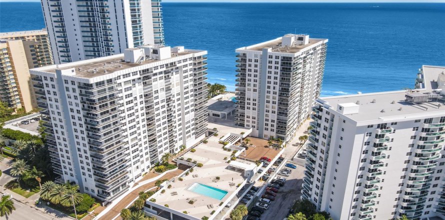 Condominio en Hollywood, Florida, 2 dormitorios  № 830578