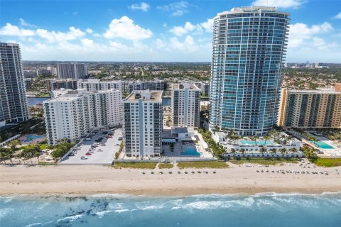 Condominio en venta en Hollywood, Florida, 2 dormitorios, 106.19 m2 № 830578 - foto 2