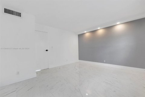 Condominio en venta en Fort Lauderdale, Florida, 1 dormitorio, 57.6 m2 № 1117158 - foto 9