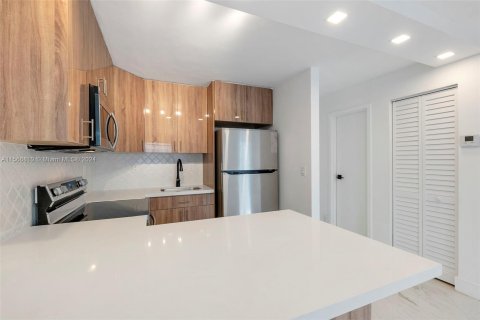 Condo in Fort Lauderdale, Florida, 1 bedroom  № 1117158 - photo 3