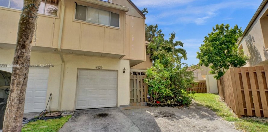 Townhouse in Plantation, Florida 4 bedrooms, 193.24 sq.m. № 1117105
