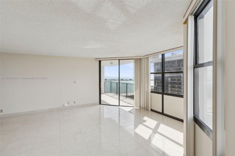 Condo in Miami, Florida, 2 bedrooms  № 1305824 - photo 3