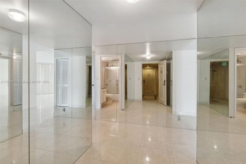 Condo in Miami, Florida, 2 bedrooms  № 1305824 - photo 7