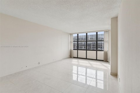 Condo in Miami, Florida, 2 bedrooms  № 1305824 - photo 12