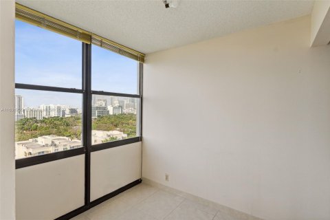 Condo in Miami, Florida, 2 bedrooms  № 1305824 - photo 10