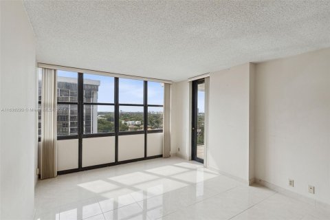 Condo in Miami, Florida, 2 bedrooms  № 1305824 - photo 13