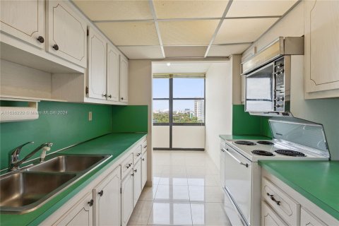 Condo in Miami, Florida, 2 bedrooms  № 1305824 - photo 9