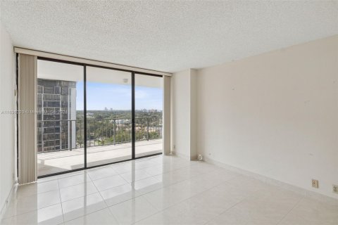 Condo in Miami, Florida, 2 bedrooms  № 1305824 - photo 18