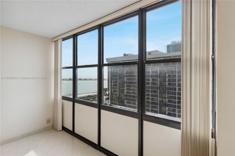 Condo in Miami, Florida, 2 bedrooms  № 1305824 - photo 14