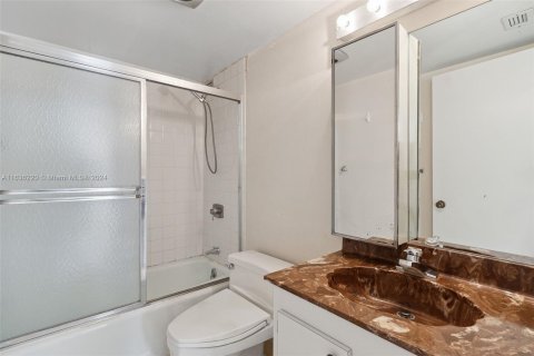 Condo in Miami, Florida, 2 bedrooms  № 1305824 - photo 19