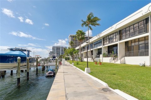 Condo in Miami, Florida, 2 bedrooms  № 1305824 - photo 27