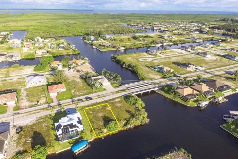Купить земельный участок в Кейп-Корал, Флорида № 221433 - фото 1