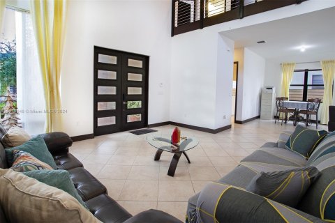 Villa ou maison à vendre à Miami, Floride: 4 chambres, 241.27 m2 № 1391615 - photo 7