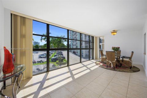 Copropriété à vendre à Hallandale Beach, Floride: 2 chambres, 135.17 m2 № 630883 - photo 2