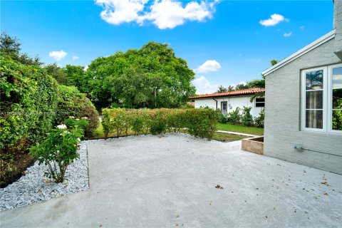 House in Coral Gables, Florida 4 bedrooms, 160.54 sq.m. № 1209774 - photo 2