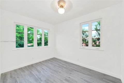 House in Coral Gables, Florida 4 bedrooms, 160.54 sq.m. № 1209774 - photo 25