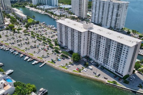 Condo in Sunny Isles Beach, Florida, 1 bedroom  № 1215274 - photo 1