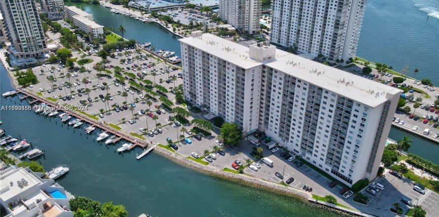 Condominio en Sunny Isles Beach, Florida, 1 dormitorio  № 1215274