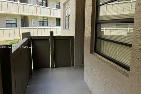 Copropriété à vendre à Pembroke Pines, Floride: 1 chambre, 79.15 m2 № 1333680 - photo 2