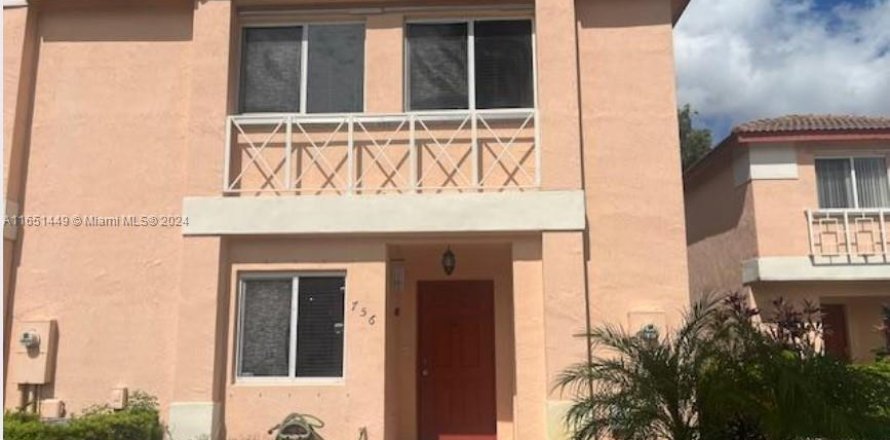 Townhouse in Pembroke Pines, Florida 3 bedrooms, 126.44 sq.m. № 1333681