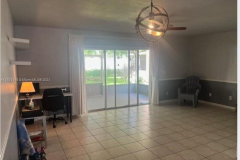 Townhouse in Pembroke Pines, Florida 3 bedrooms, 126.44 sq.m. № 1333681 - photo 12