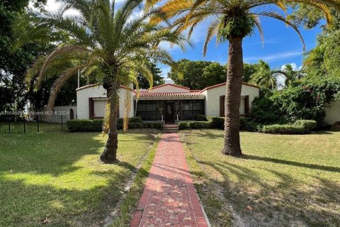 Villa ou maison à vendre à Miami, Floride: 4 chambres, 481.23 m2 № 1329465 - photo 1