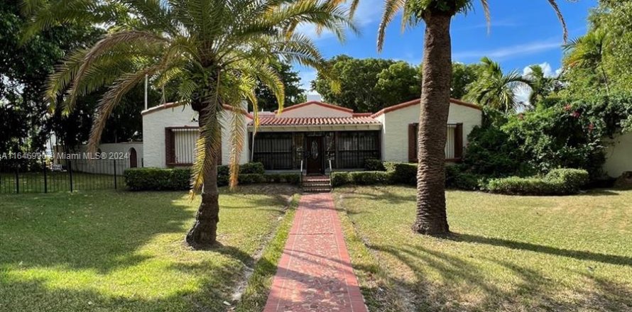 House in Miami, Florida 4 bedrooms, 481.23 sq.m. № 1329465