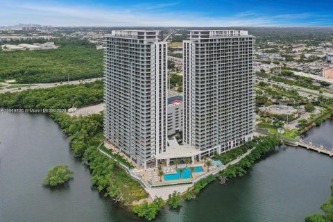 Copropriété à vendre à North Miami Beach, Floride: 2 chambres, 103.96 m2 № 1325429 - photo 1