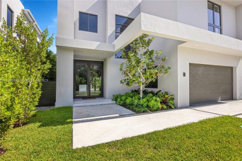 Villa ou maison à vendre à Miami, Floride: 5 chambres, 337.98 m2 № 1325427 - photo 2