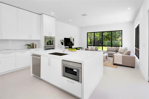 Casa en venta en Miami, Florida, 5 dormitorios, 337.98 m2 № 1325427 - foto 6