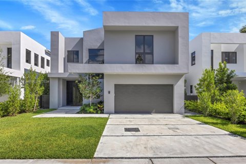 House in Miami, Florida 5 bedrooms, 337.98 sq.m. № 1325427 - photo 1