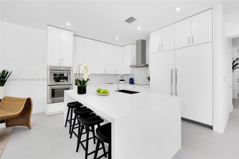 Casa en venta en Miami, Florida, 5 dormitorios, 337.98 m2 № 1325427 - foto 7