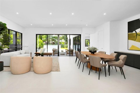 Casa en venta en Miami, Florida, 5 dormitorios, 337.98 m2 № 1325427 - foto 3