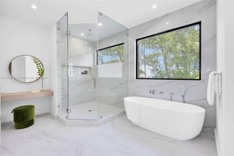 Casa en venta en Miami, Florida, 5 dormitorios, 337.98 m2 № 1325427 - foto 11