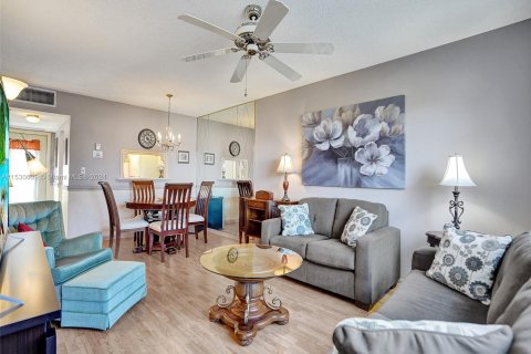 Condominio en venta en Lauderdale Lakes, Florida, 1 dormitorio, 63.55 m2 № 1000236 - foto 4