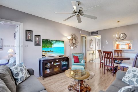 Condominio en venta en Lauderdale Lakes, Florida, 1 dormitorio, 63.55 m2 № 1000236 - foto 3