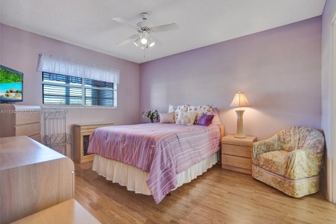 Condo in Lauderdale Lakes, Florida, 1 bedroom  № 1000236 - photo 14