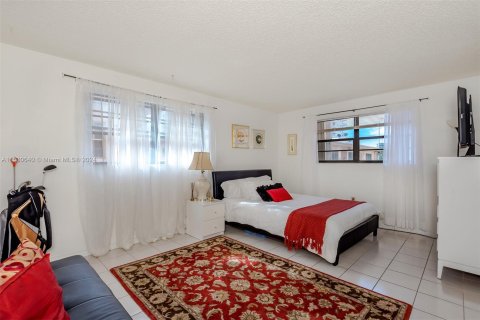 Condo in Miami Beach, Florida, 2 bedrooms  № 1000237 - photo 14