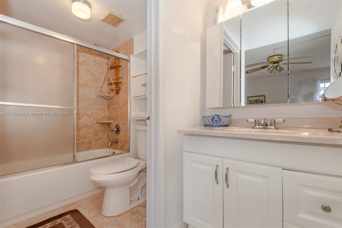 Condo in Miami Beach, Florida, 2 bedrooms  № 1000237 - photo 21