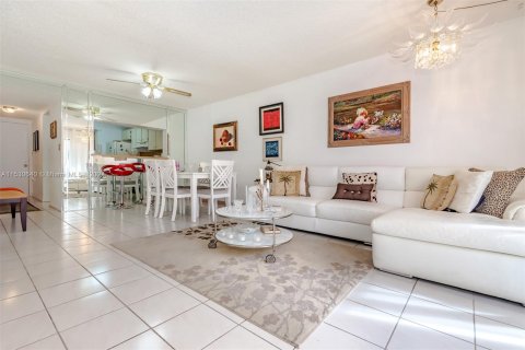 Condo in Miami Beach, Florida, 2 bedrooms  № 1000237 - photo 6