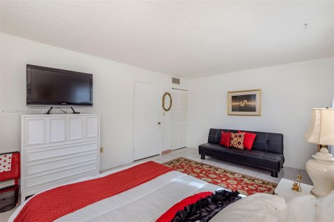 Condo in Miami Beach, Florida, 2 bedrooms  № 1000237 - photo 16