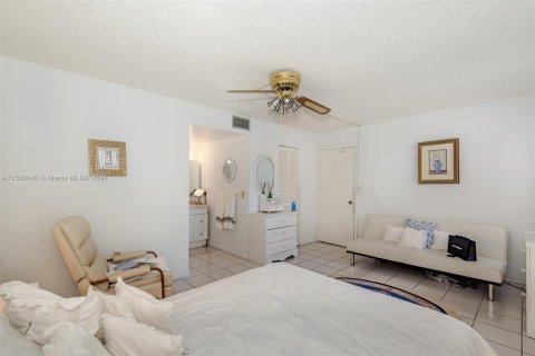 Condo in Miami Beach, Florida, 2 bedrooms  № 1000237 - photo 20