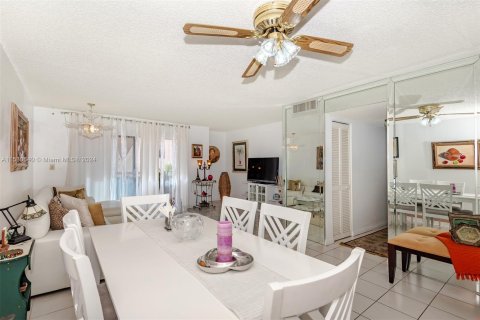 Condo in Miami Beach, Florida, 2 bedrooms  № 1000237 - photo 2