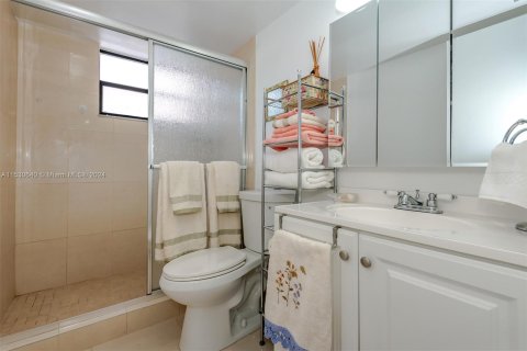 Condo in Miami Beach, Florida, 2 bedrooms  № 1000237 - photo 17