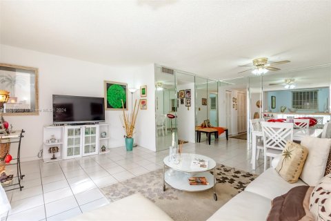 Condo in Miami Beach, Florida, 2 bedrooms  № 1000237 - photo 5