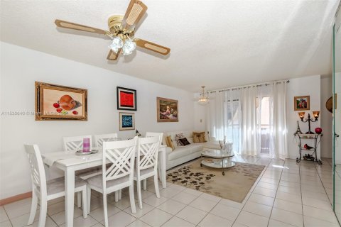 Condo in Miami Beach, Florida, 2 bedrooms  № 1000237 - photo 1