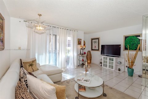 Condo in Miami Beach, Florida, 2 bedrooms  № 1000237 - photo 3