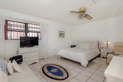 Condo in Miami Beach, Florida, 2 bedrooms  № 1000237 - photo 19